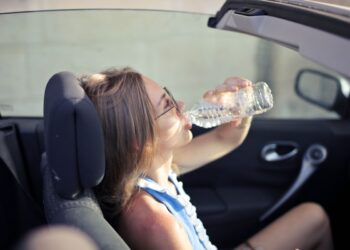 Bottiglia d’acqua in auto sotto il sole: ecco perché gli esperti consigliano di evitarlo