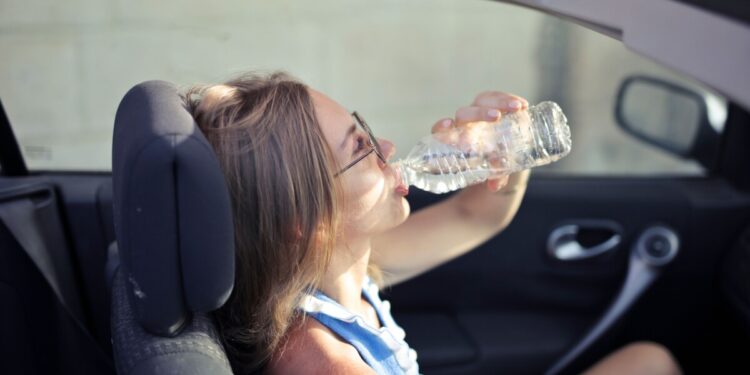 Bottiglia d’acqua in auto sotto il sole: ecco perché gli esperti consigliano di evitarlo